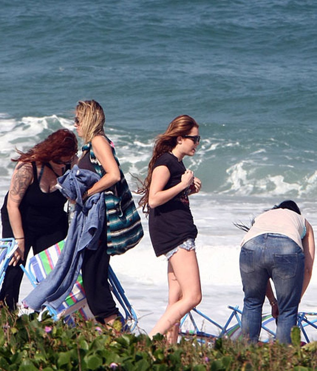 Miley Cyrus luce bikini y tatuajes en las playas de Brasil