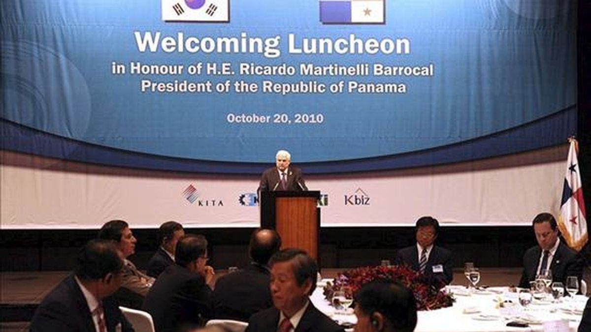 Foto facilitada por la Asociación Internacional de Comercio de Corea (KITA), que muestra al presidente de Panamá, Ricardo Martinelli, mientras pronuncia un discurso durante un almuerzo con empresarios en Seúl, Corea del Sur. Martinelli realiza la primera visita oficial de un mandatario panameño al país asiático, con empresarios de navieras, armadores y astilleros para explicarles el proyecto de ampliación del Canal de Panamá. EFE