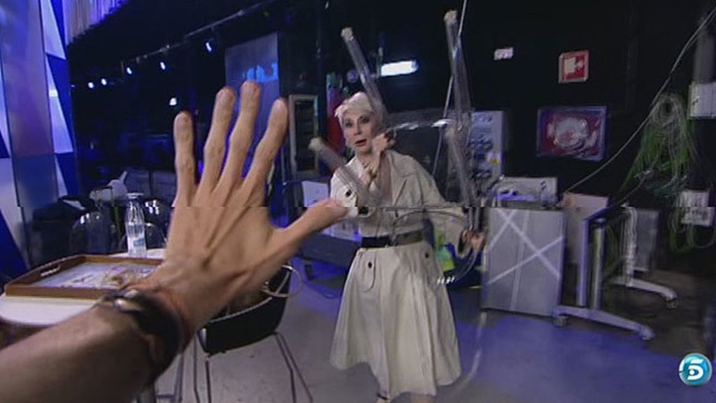 Una mascarilla usada, motivo de discordia entre colaboradora y presentadora