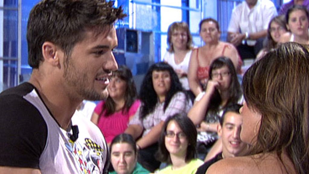 Oliver besa a Virginia y quiere repetir