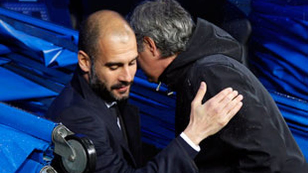 Guardiola saluda a Mourinho antes de comenzar el encuentro en el Bernabéu. Foto: Reuters.