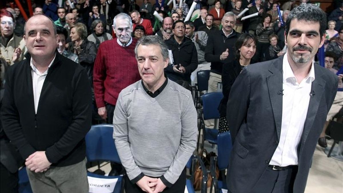 El presidente del PNV, Iñigo Urkullu (c), y el líder de este partido en Guipúzcoa, Joseba Egibar (i), en un acto político de presentación del candidato de esta formación a la alcaldía de San Sebastián, Eneko Goia (d). EFE