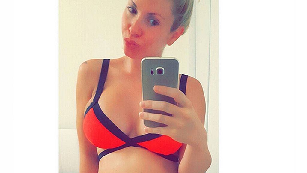 La extronista luce feliz su tripita premamá