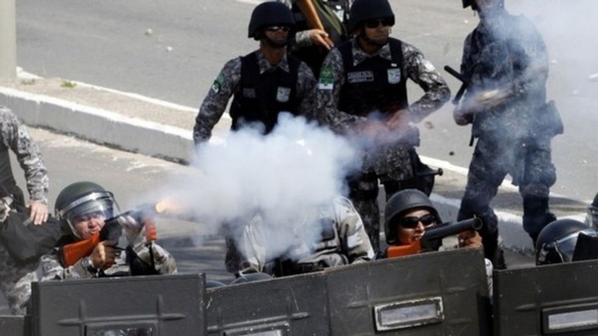 Gases para dispersar a los manifestantes en el estadio Castelao