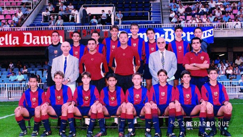 Foto de equipo junto a Cesc Fàbregas