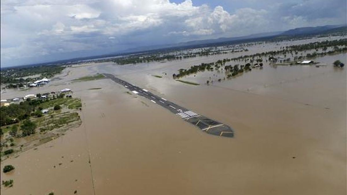 Vista aérea de las inundaciones en el aeropuerto de Rockhampton (Australia), hoy, 4 de enero de 2011. En Rockhampton, localidad de unos 75.000 habitantes situada en el litoral del Estado Queensland, todos los accesos quedarán hoy cortados, situación que, según las autoridades, se alargará al menos dos semanas. EFE