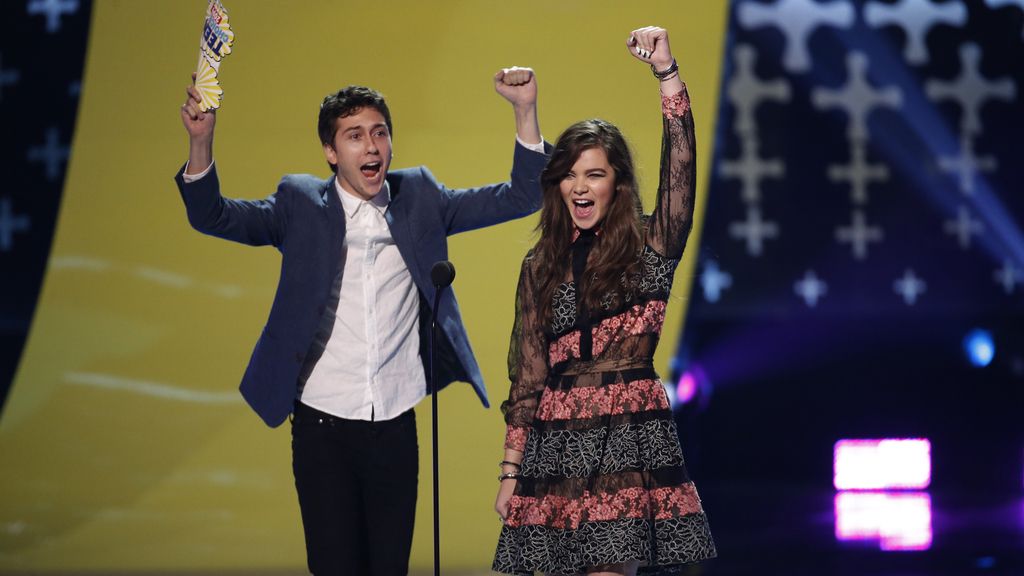 Shailene Woodley, Selena Gomez y Miley Cyrus presentes en la gala