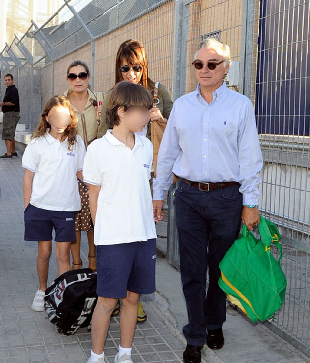 Formas de llevar los libros al cole, según los hijos de los famosos