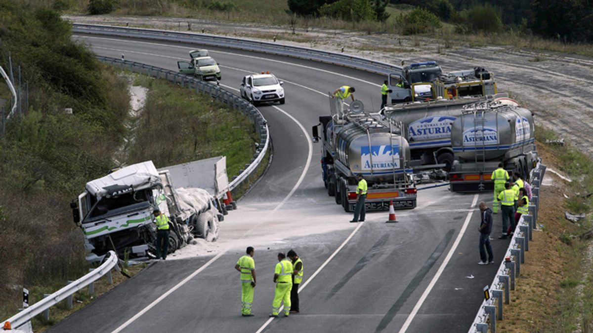 Mueren dos personas en la colisión de dos camiones en Salas, Asturias