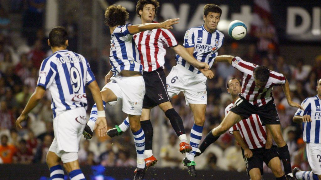 Jugadores del Athletic y de la Real Sociedad pelean por un balón