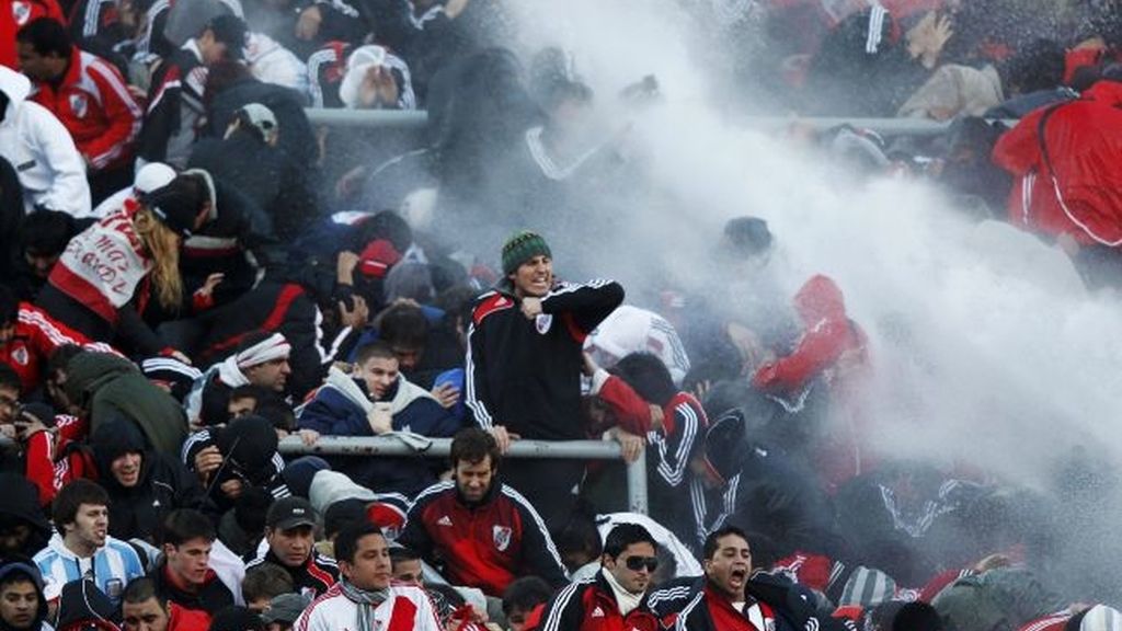 Gravísimos incidentes tras el descenso de River Plate a la 'B'