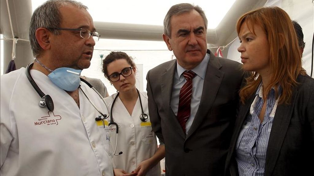 La ministra de Sanidad, Leire Pajín (d), durante su visita al campamento de los afectados por el terremoto de Lorca (Murcia), que afonta el primer fin de semana tras los terremotos. EFE