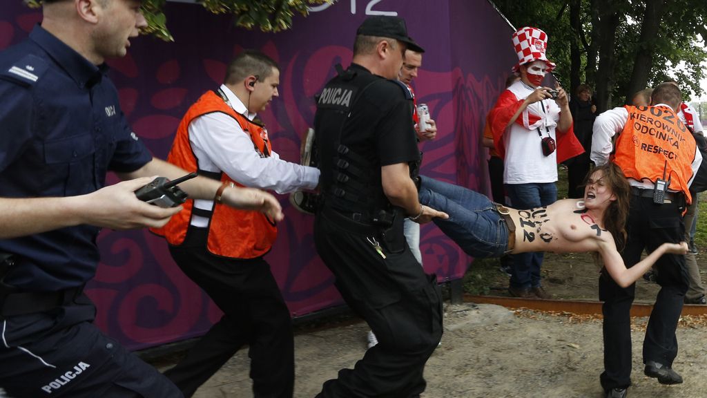 Mujeres polacas se manifiestan desnudas en Varsovia antes del comienzo de la Eurocopa