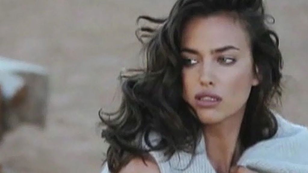 El sensual posado de la modelo, foto a foto