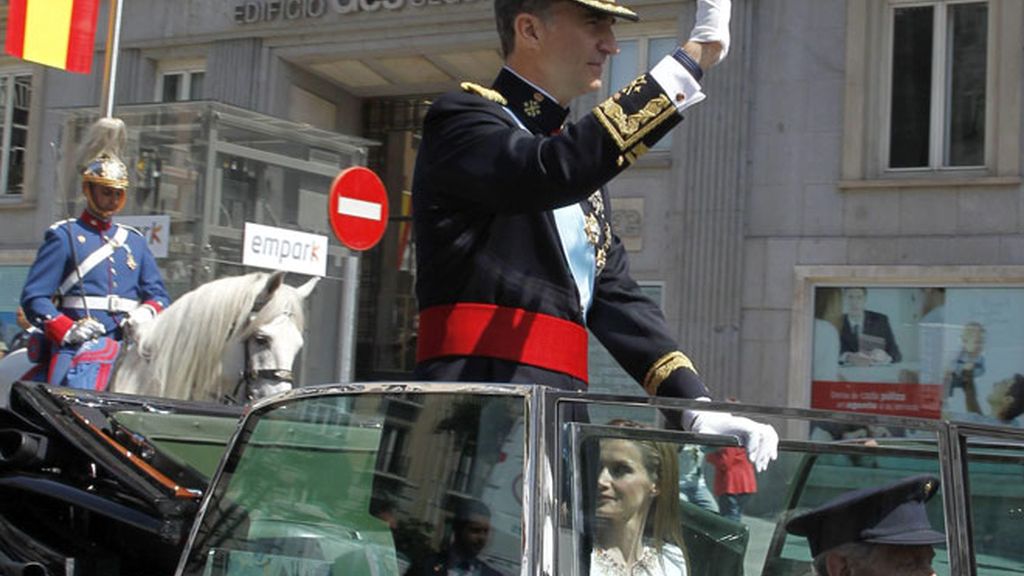 Los nuevos reyes, durante su paseo por las calles de Madrid