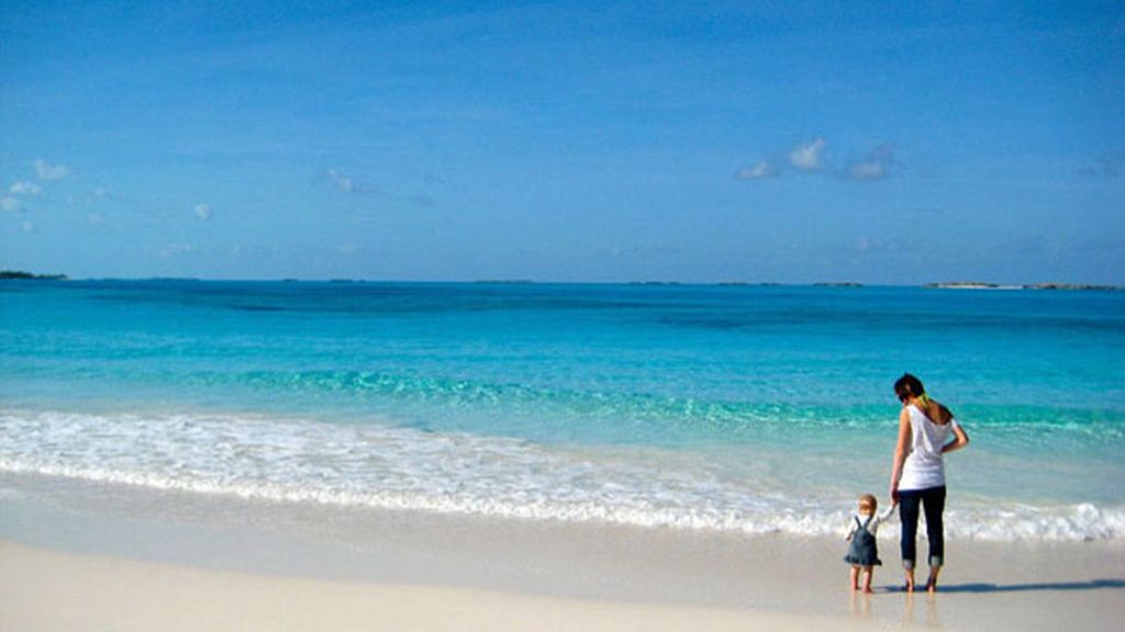 Una pareja canadiense, Genevieve y Eben,  viaja con sus hijas