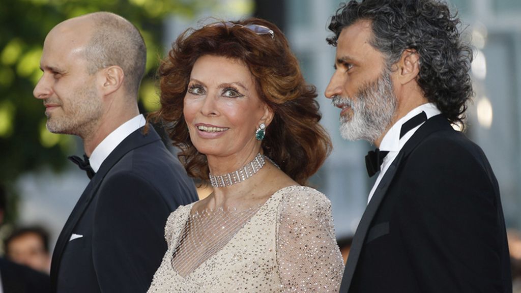 Sofía Loren pisa la alfombra roja de Cannes