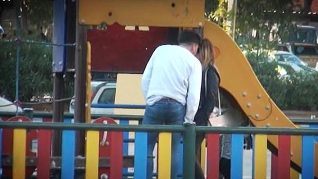 Alejandro Albalá y Chabelita, en el parque con Albertito