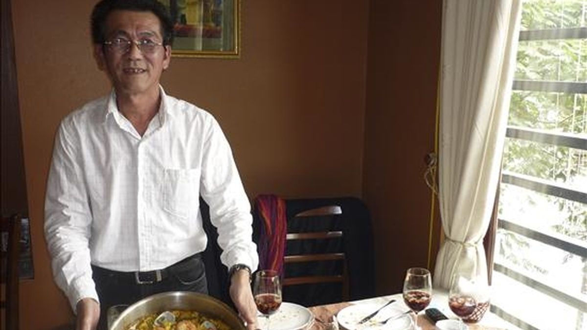 El vietnamita Huang Sec Quoc Phuong, al que le encanta el arroz como a cualquier vietnamita, muestra una paella valenciana, que aprendió a cocinar durante las tres décadas que vivió en el exilio en España. EFE/Ulises Adsuara
