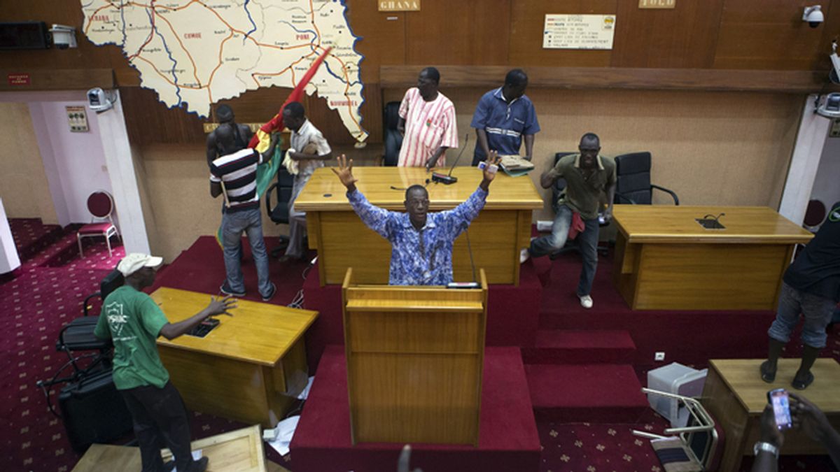 Manifestantes antigubernamentales toman el parlamento en Burkina Faso
