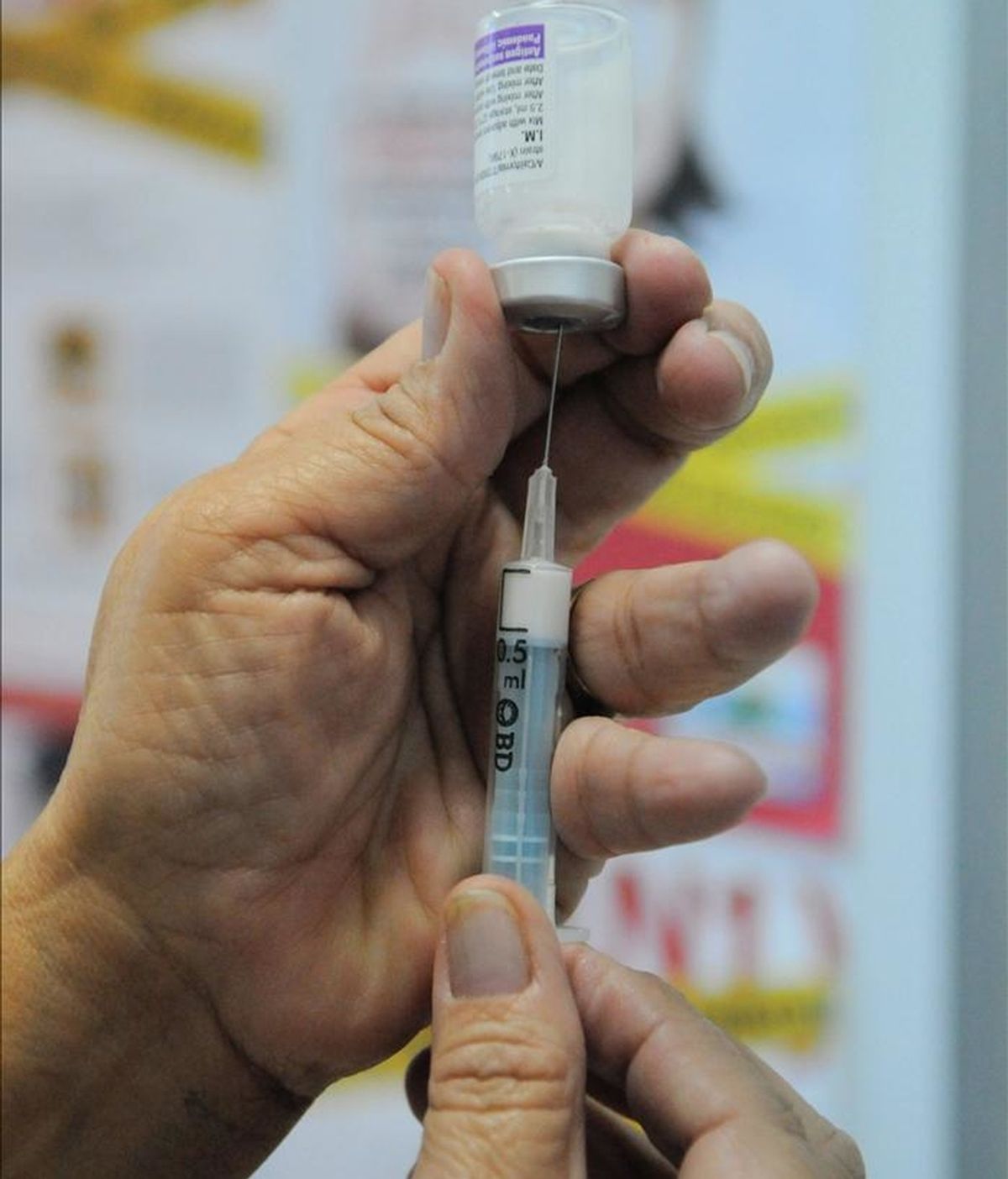 Un enfermero preparando una dosis de vacuna contra la gripe. EFE/Archivo