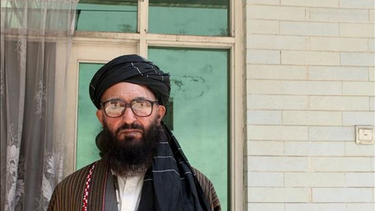 El clérigo, Arsalan Rahmani, antiguo viceministro de Educación (o Asuntos Islámicos) durante el régimen talibán (1996-2001), posa durante la entrevista concedida a la Agencia EFE. "Los talibanes han insistido más (que el Gobierno) en participar en un proceso de paz y diálogo El único camino hacia la rehabilitación es la paz", dijo Rahmani en entrevista con Efe. EFE
