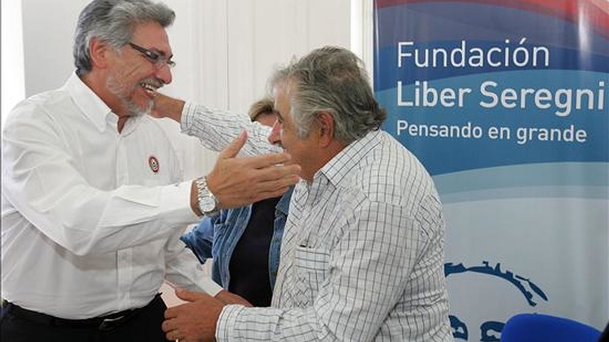 El senador precandidato presidencial por el oficialista Frente Amplio José Mujica (c), saluda al presidente de Paraguay, Fernando Lugo (i), durante un acto que se lleva a cabo hoy en la sede de la Fundación Líber Seregni en Montevideo (Uruguay). EFE
