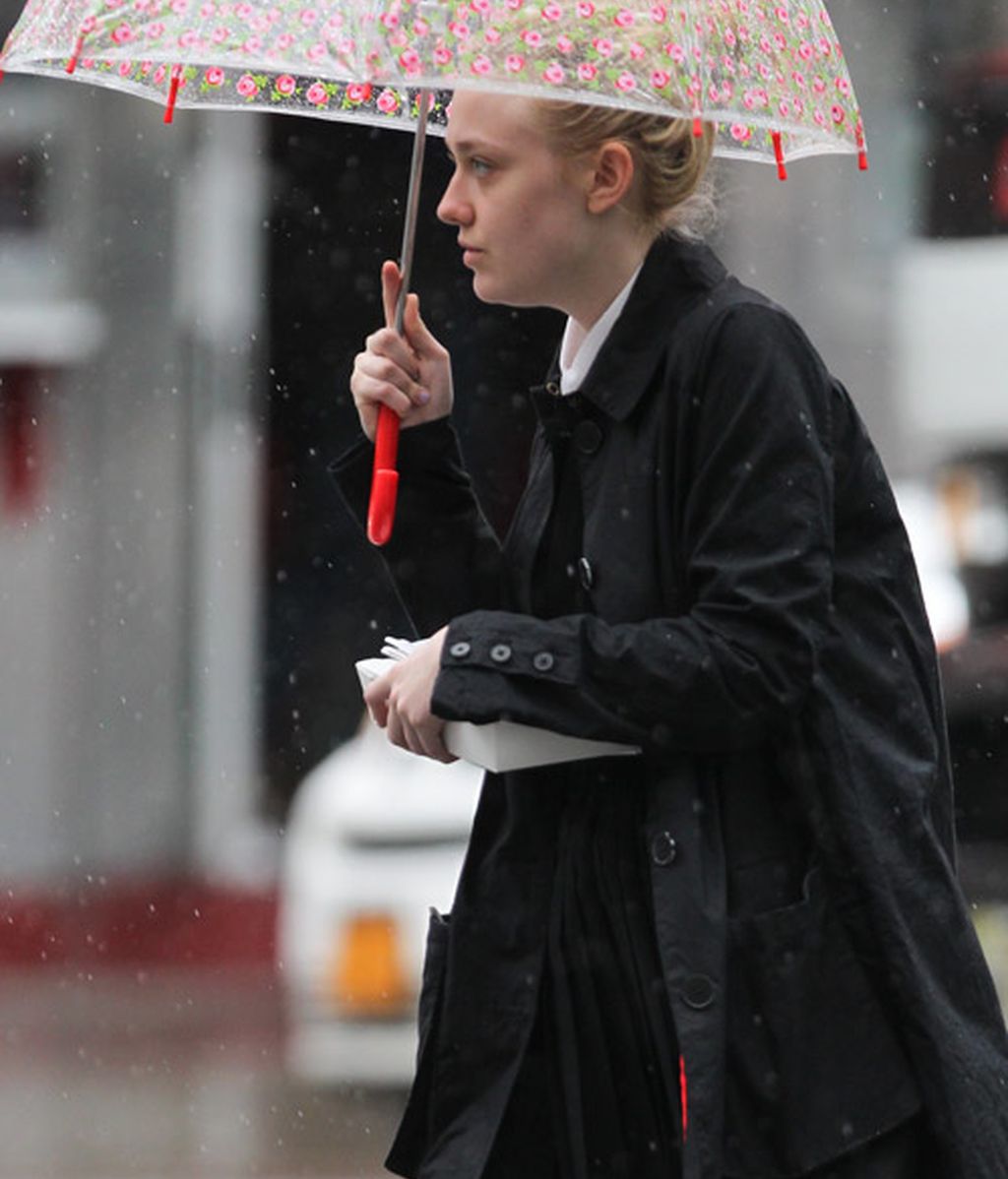 Las gotas hacen chip en sus paraguas chic