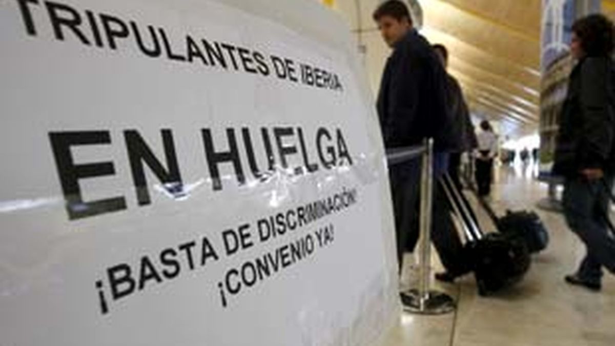 Un cartel anuncia la huelga de los tripulantes de Iberia. Foto: EFE