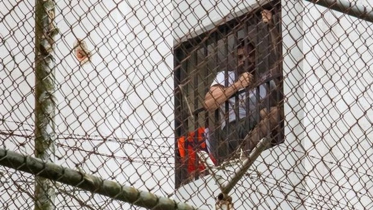 El líder opositor venezolano, Leopoldo López, tras los barrotes de la cárcel militar de Ramo Verde