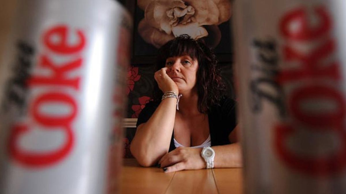 La británica de 36 años lleva una década bebiendo cuatro litros de Coca Cola Light diariamente. Ahora ha conseguido librarse de su adicción.