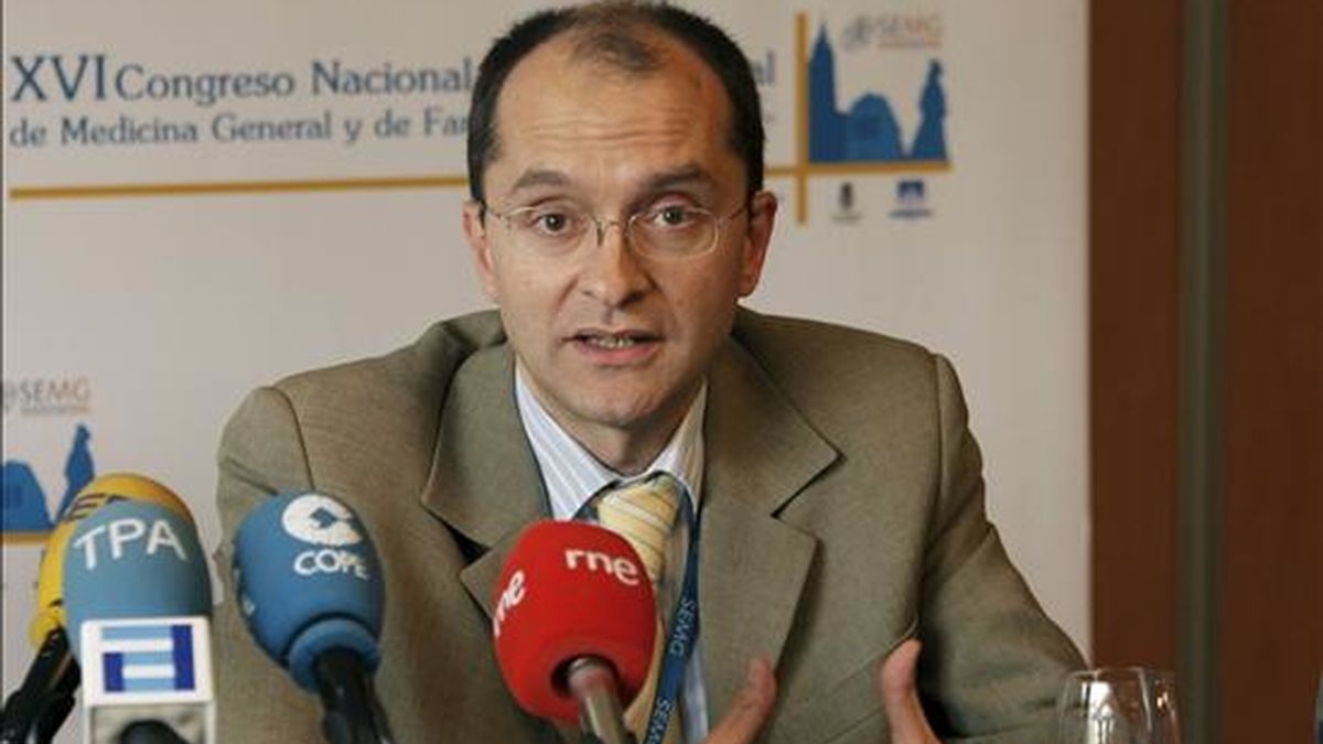 El epidemiólogo Juan Martínez Hernández, durante la clausura del XVI Congreso Nacional y X Internacional de Medicina General y de Familia, que aborda hoy en Oviedo la gripe AH1N1. EFE