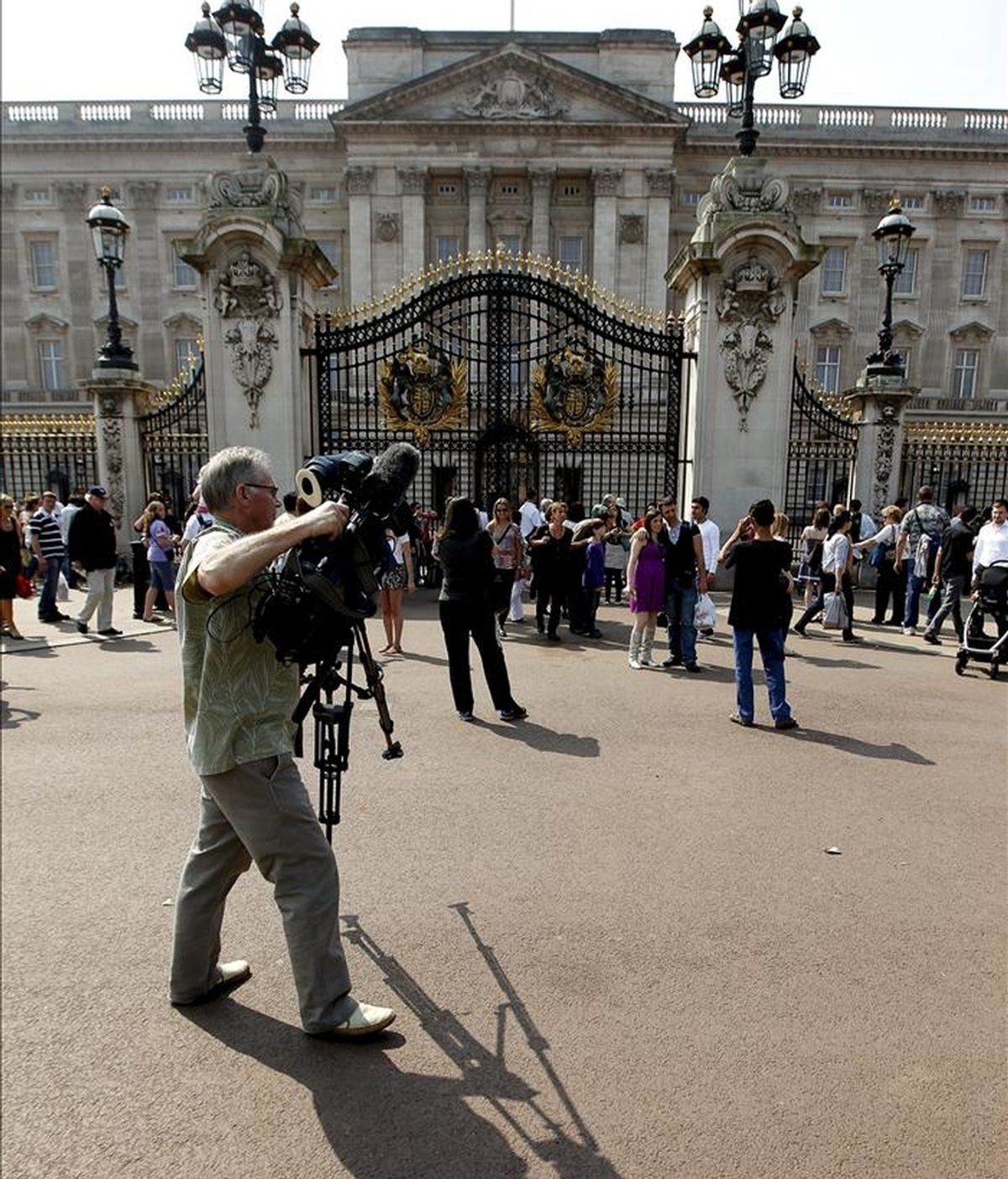 Un camarógrafo frente al balcón principal del palacio de Buckingham hoy. Esta residencia real británica será uno de los escenarios principales de la  boda del príncipe Guillermo de Inglaterra y Kate Middleton el próximo día 29. EFE