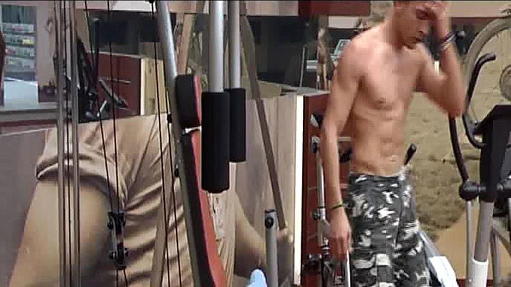 Los dos concursantes se ponen en forma en el gimnasio