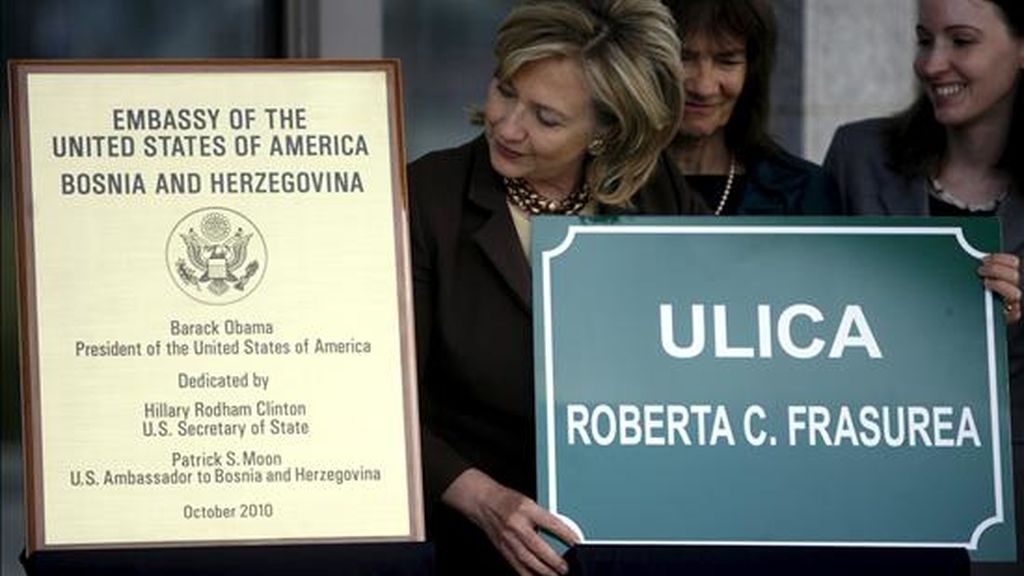 La secretaria de Estado estadounidense, Hillary Clinton (c), lleva una placa en el que se lee el nombre de la calle donde se encuentrala nueva embajada estadounidense durante la inauguración del edificio en Sarajevo (Bosnia-Herzegovina) hoy, martes 12 de octubre de 2010. EFE La secretaria de Estado estadounidense, Hillary Clinton (c), lleva una placa en el que se lee el nombre de la calle donde se encuentrala nueva embajada estadounidense durante la inauguración del edificio en Sarajevo (Bosnia-Herzegovina) hoy, martes 12 de octubre de 2010. EFE