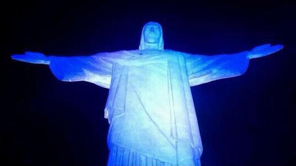 El Cristo del Corcovado iluminado con los colores de Argentina