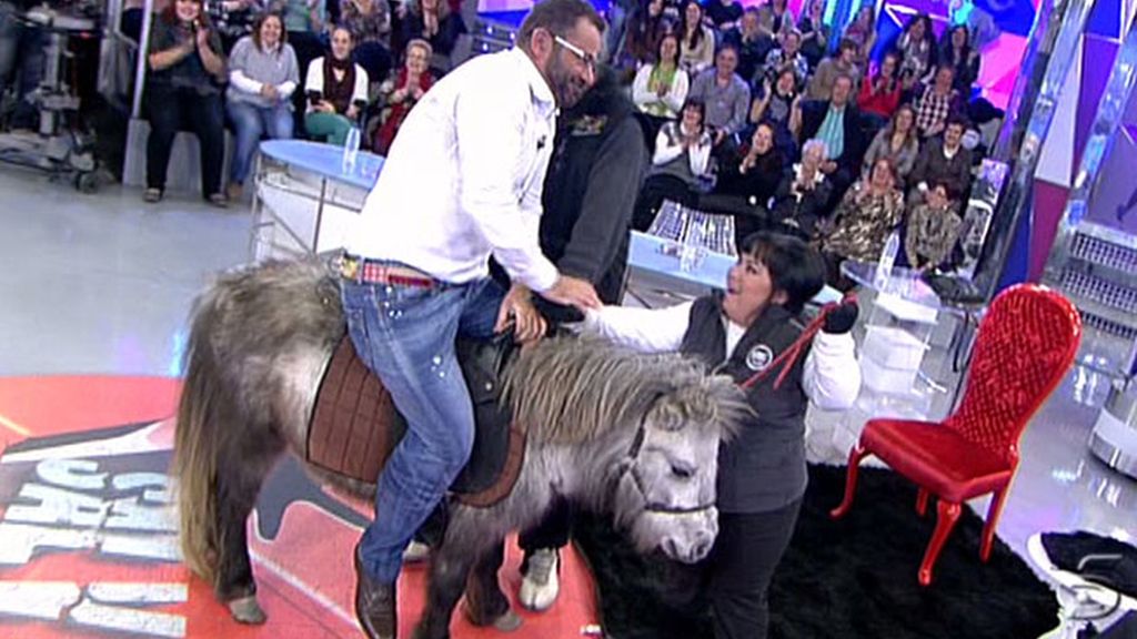 Chiqui entra en plató a lomos de un poni y Jorge Javier le imita