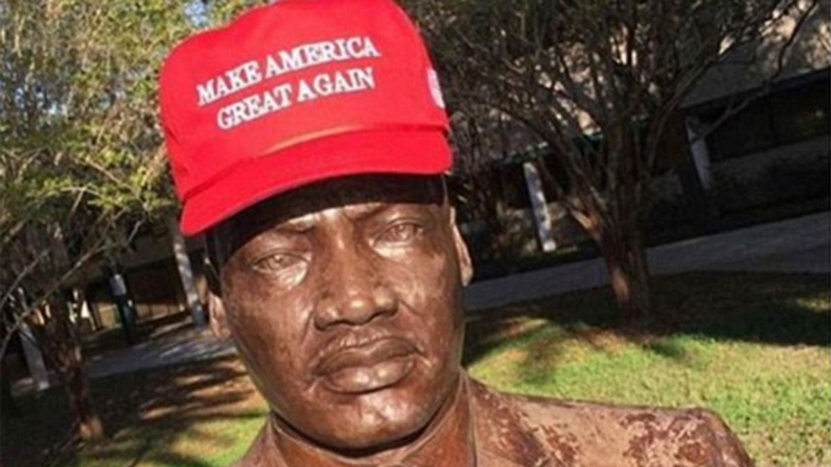 Un busto de Martin Luther King con una gorra a favor de Donald Trump