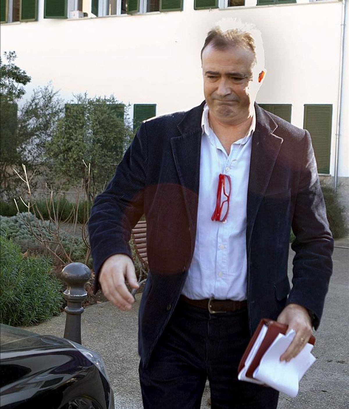 El fiscal Anticorrupción, Miguel Angel Subiran, abandona la sede de Medio Ambiente del Consell Insular de Mallorca durante el registro llevado a cabo durante la denominada "operación cloaca". EFE
