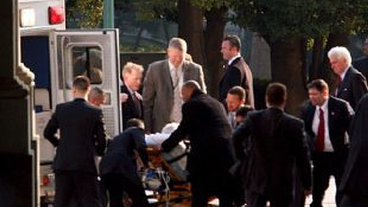 El veterano senador se recupera en el hospital de la convulsión que sufrió durante el almuerzo inaugural en la toma de Obama.- Vídeo: ATLAS El veterano senador se recupera en el hospital de la convulsión que sufrió durante el almuerzo inaugural en la toma de Obama.- Vídeo: ATLAS
