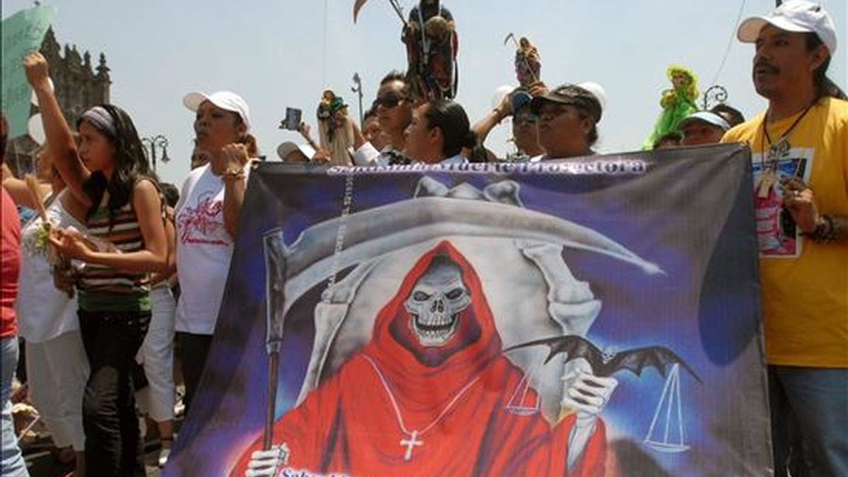 Un grupo de devotos de la Santa Muerte protestan en Ciudad de México para exigir el derecho al libre culto, ya que en las últimas semanas se ha emprendido una campaña en contra de esta confesión religiosa. EFE
