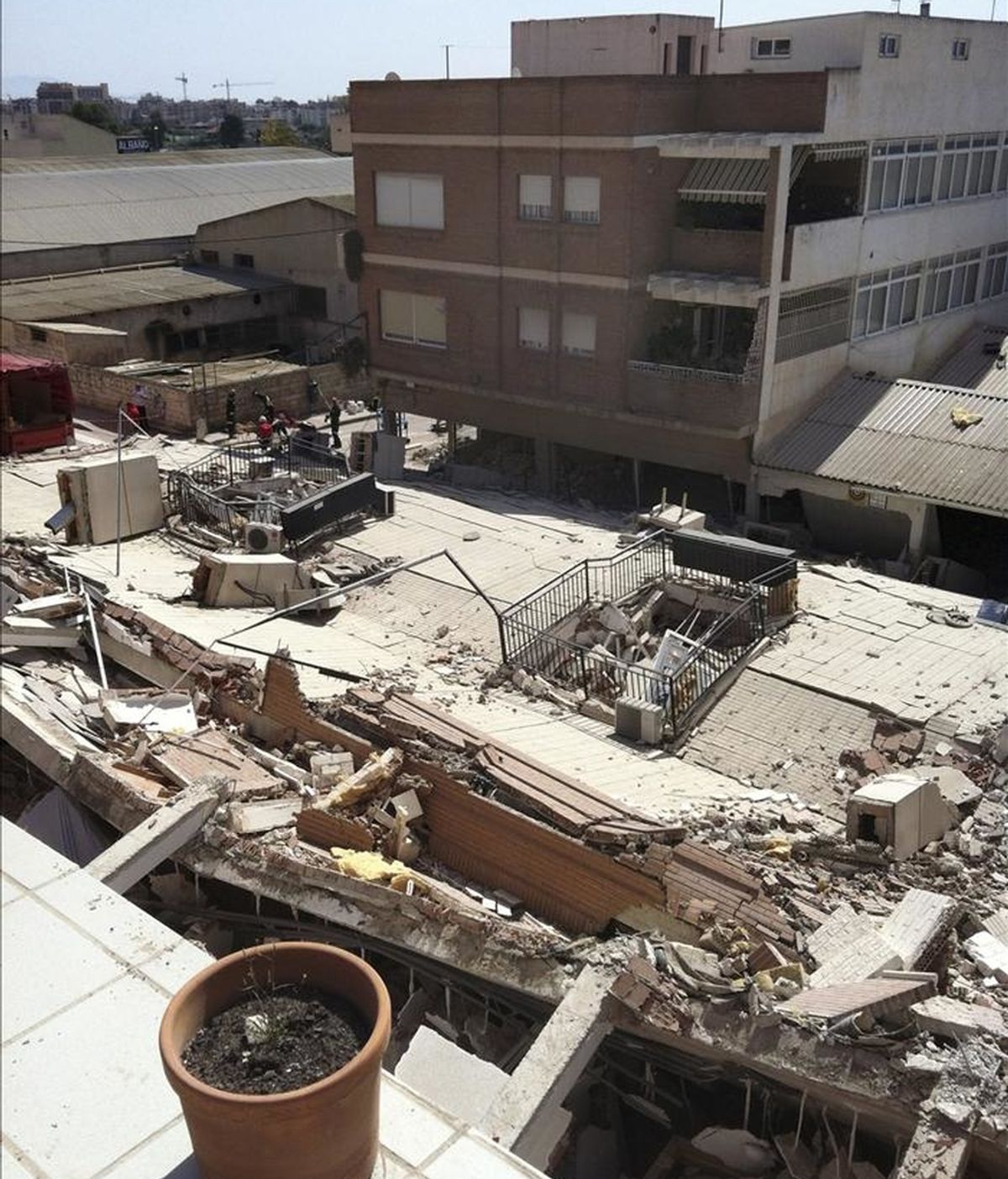 Estado de uno de los edificios de Lorca (Murcia) afectado po los terremotos del pasado miércoles en el que trabajan los bomberos de la Comunidad de Madrid. EFE