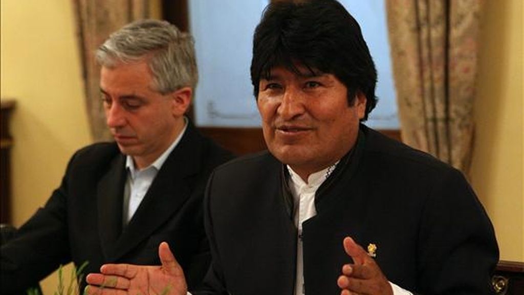 El presidente de Bolivia, Evo Morales (d), y el vicepresidente, Álvaro García Linera (i), en el palacio de gobierno en La Paz (Bolivia), el gobernante dijo que el Premio Nobel nunca será para personalidades "anticapitalistas" o "antiimperialistas". EFE El presidente de Bolivia, Evo Morales (d), y el vicepresidente, Álvaro García Linera (i), en el palacio de gobierno en La Paz (Bolivia), el gobernante dijo que el Premio Nobel nunca será para personalidades "anticapitalistas" o "antiimperialistas". EFE