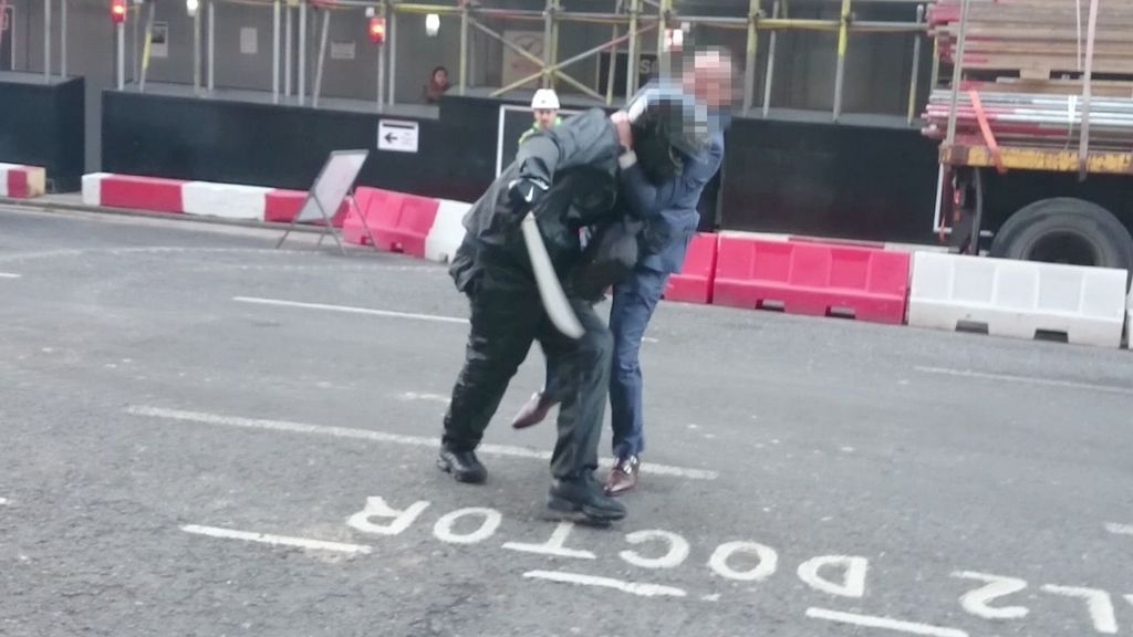 El dueño de la joyería trata de atajar al ladrón