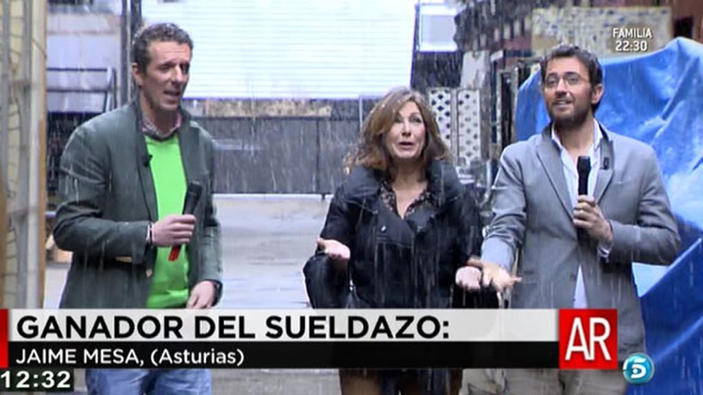 La presentadora le ha tirado una bola de nieve a Joaquín Prat durante la despedida