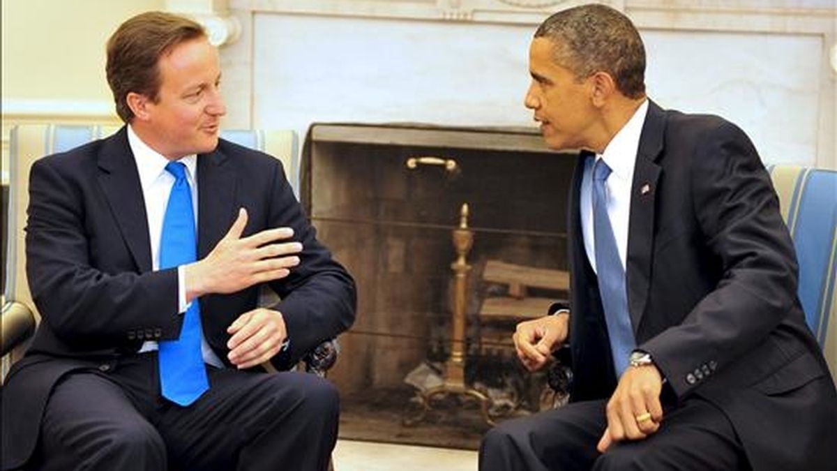 El primer ministro británico, David Cameron, conversa con el presidente estadounidense, Barack Obama, durante su encuentro en la Casa Blanca. EFE