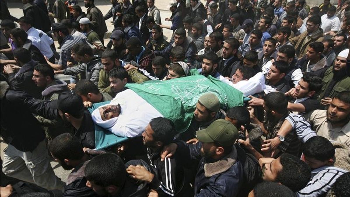 Palestinos cargando el cuerpo de Abu Snima, líder de las Brigadas Azedin Al Kassam, durante su funeral en la localidad de Rafah, en la franja de Gaza, hoy. EFE