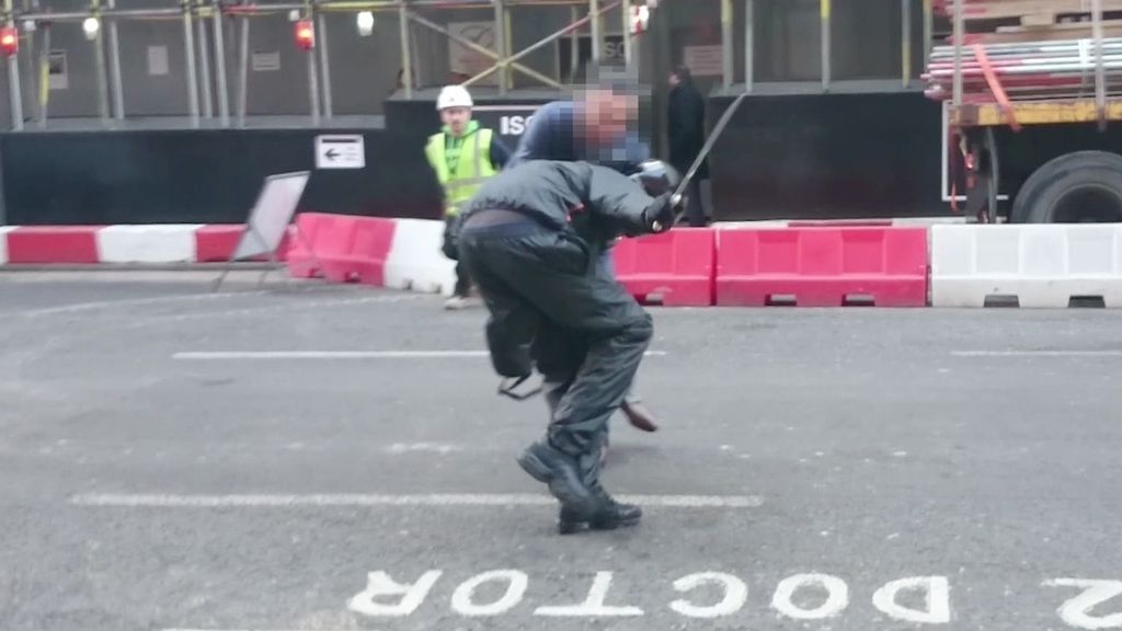 El dueño de la joyería trata de atajar al ladrón