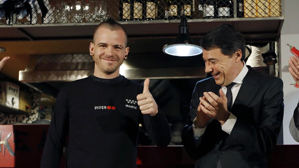 El chef David Muñoz luce ya la camiseta que le acredita como embajador "turístico" de Madrid