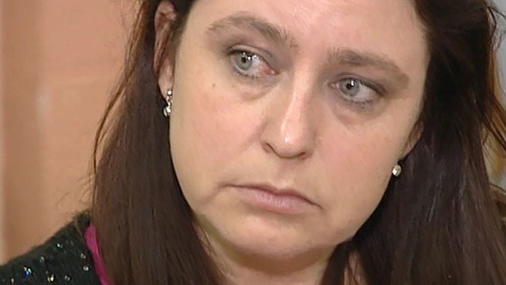 La colaboradora de 'Sálvame' se emociona durante la terapia de grupo